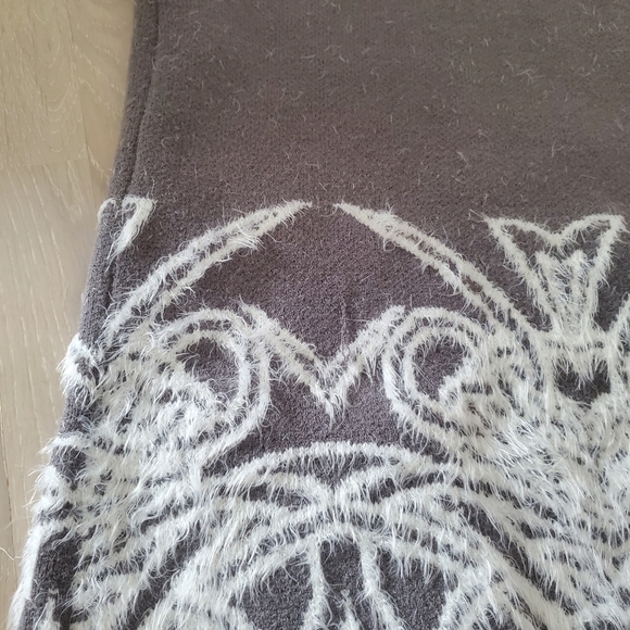 Laura Grey and White Sweater with Filigree Inspired Design Size Medium - Picture 6 of 13